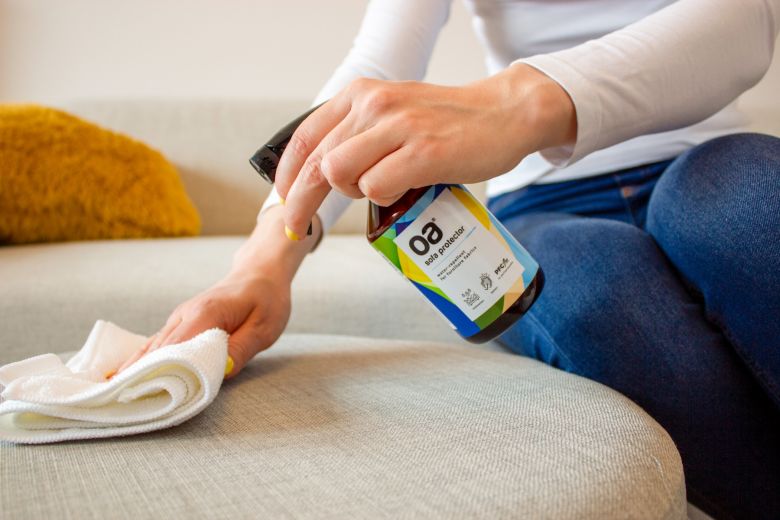 OA - Sofa protector 250ml (mitruma un netīrumu atgrūšanas līdzeklis) OA - Sofa protector 250ml (mitruma un netīrumu atgrūšanas līdzeklis)